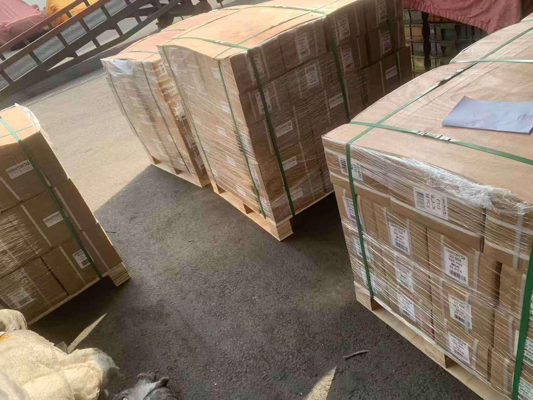 Cargando mercancías todos los días de la fábrica de bisagras de alta calidad.